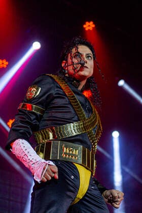 SÃO PAULO, SP - 28.11.2021: TRIBUTO AO REI DO POP - The artist Rodrigo Teaser presents the Tribute to the King of Pop, in honor of Michael Jackson, the show took place this Sunday night, at Tom Brasil, in São Paulo, November 28th. x2148467x  VanxCampos