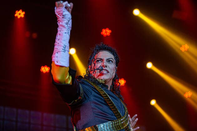 Entertainment Bilder des Tages SÃO PAULO, SP - 28.11.2021: TRIBUTO AO REI DO POP - The artist Rodrigo Teaser presents the Tribute to the King of Pop, in honor of Michael Jackson, the show took place this Sunday night, at Tom Brasil, in São Paulo, November 28th. x2148476x  VanxCampos