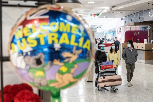 NSW COVID19 OMICRON STRAIN, People wearing PPE arriving at Sydney International Airport in Sydney, Monday, November 29, 2021. The Omicron COVID-19 variant has arrived in Australia after testing confirmed two overseas travellers who arrived in Sydney were infected with the new strain. ( NO ARCHIVING, EDITORIAL USE ONLY, NO USE IN BOOKS WITHOUT CONSENT SYDNEY NSW AUSTRALIA  Copyright: xJAMESxGOURLEYx 20211129001601268839