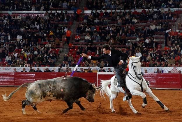 The Mexican rejoneador Fauro Aloi fights his second bull, Saeto of 520 kg, during the second bullfight of the big season La Reopening of the Plaza de Toros Mexico, in Mexico City, Mexico, 28 November 2021. Second bullfight of the big season The Reopening of the Plaza de Toros Mexico !ACHTUNG: NUR REDAKTIONELLE NUTZUNG!  Copyright: xMarioxGuzmánx MEX8452 20211129-a198e480964816acbab2d43ff4872aded0f4aca1