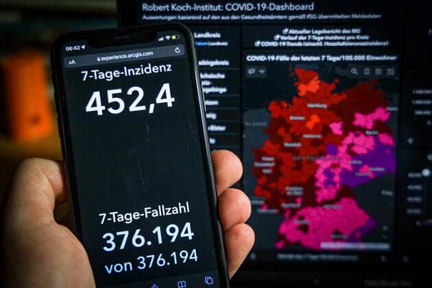 Coronavirus in Germany Covid 19 Dashboard of the Robert Koch Institute 29 11 2021 Robert Koch Institute 7 days Incidence 452.4 7 days Number of cases 376 194 COVID 19 cases 5 791 060 Addition by 29 364 the previous day COVID 19 deaths 100 956 Addition by 73 the previous day