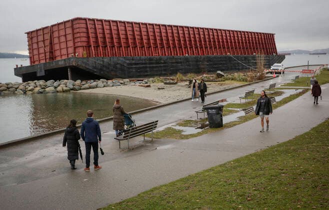 Bilder des Jahres 2021, News 11 November News Themen der Woche KW47 News Bilder des Tages (211129) -- VANCOUVER, Nov. 29, 2021 -- People visit the barge washed up at Sunset Beach in Vancouver, Canada, Nov. 28, 2021. The barge was washed up on Sunset Beach two weeks ago due to the windstorm. (Photo by Xinhua) CANADA-VANCOUVER-BARGE-BEACH LiangxSen 