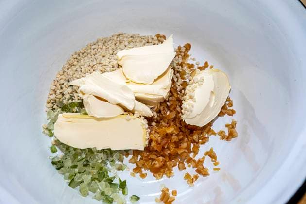 Backzutaten für Stollen in einer weißen Emailleschüssel ,Zitronat, Orangeat, Mandeln, Butter *** Baking ingredients for Stollen in a white enamel bowl ,candied lemon peel, candied orange peel, almonds, butter 1049002935