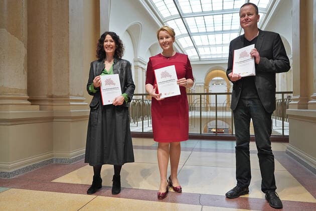 News Themen der Woche KW48 News Bilder des Tages Vorstellung des rot-grün-roten Koalitionsvertrags 2021 2026 Spitzenkandidatin Bettina Jarasch (Grüne), Franziska Giffey (SPD) und Spitzenkandidat Klaus Lederer (Linke) bei der Vorstellung des rot-grün-roten Koalitionsvertrags 2021 2026 Berlin Abgeordnetenhaus Berlin GER *** Presentation of the red-green-red coalition agreement 2021 2026 top candidate Bettina Jarasch Greens , Franziska Giffey SPD and top candidate Klaus Lederer Left at the presentation of the red-green-red coalition agreement 2021 2026 Berlin House of Representatives Berlin GER