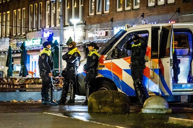 26 11 2021, Rotterdam The police are visible on the street after calls for riots on the Beijerlandselaan in South Rotterdam ME buses drive through the streets of Rotterdam after calls for riots Photo ANP Hollandse Hoogte Jeffrey Groeneweg  Copyright: xANPx xJeffreyxGroenewegx x441223830x
