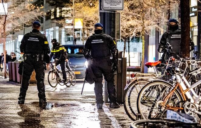 26 11 2021, The Hague An emergency order applies to the city center of The Hague during the corona press conference Police keep people out of downtown for fear of riots Photo ANP Hollandse Hoogte Jeffrey Groeneweg  Copyright: xANPx xJeffreyxGroenewegx x441223841x