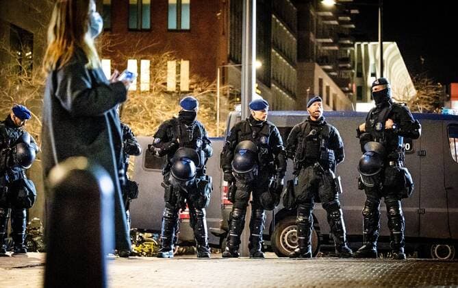 26 11 2021, The Hague An emergency order applies to the city center of The Hague during the corona press conference Police keep people out of downtown for fear of riots Photo ANP Hollandse Hoogte Jeffrey Groeneweg  Copyright: xANPx xJeffreyxGroenewegx x441223848x