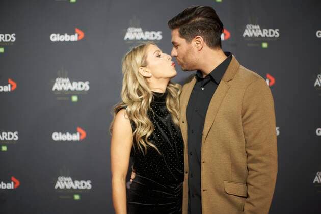 November 29, 2021, London, on, Canada: Steven Lee Olsen and his wife Shannon Ella share a kiss on the red carpet at the Canadian Country Music Awards in London, Ont., Monday, Nov. 29, 2021. London Canada  - ZUMAc35_ 20211129_zaf_c35_111 Copyright: xGeoffxRobinsx