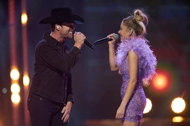November 29, 2021, London, on, Canada: Dustin Lynch and MacKenzie Porter perform their song Thinking Bout You at the Canadian Country Music Awards in London, Ont., Monday, Nov. 29, 2021. London Canada  - ZUMAc35_ 20211129_zaf_c35_136 Copyright: xGeoffxRobinsx