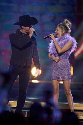 November 29, 2021, London, on, Canada: Dustin Lynch and MacKenzie Porter perform their song Thinking Bout You at the Canadian Country Music Awards in London, Ont., Monday, Nov. 29, 2021. London Canada  - ZUMAc35_ 20211129_zaf_c35_139 Copyright: xGeoffxRobinsx