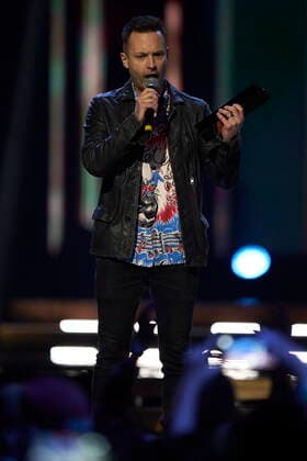 November 29, 2021, London, on, Canada: Dallas Smith celebrates his Male Artist of the Year Award at the Canadian Country Music Awards in London, Ont., Monday, Nov. 29, 2021. London Canada  - ZUMAc35_ 20211129_zaf_c35_164 Copyright: xGeoffxRobinsx