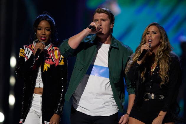 November 29, 2021, London, on, Canada: Sacha, left, and The Reklaws perform at the Canadian Country Music Awards in London, Ont., Monday, Nov. 29, 2021. London Canada - ZUMAc35_ 20211129_zaf_c35_175 Copyright: xGeoffxRobinsx