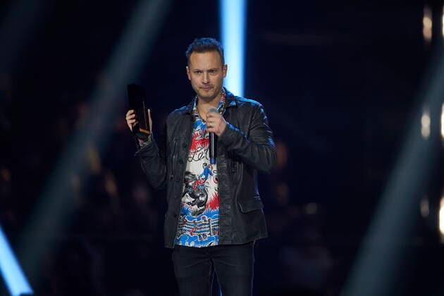 November 29, 2021, London, on, Canada: Dallas Smith celebrates his Entertainer of the Year Award at the Canadian Country Music Awards in London, Ont., Monday, Nov. 29, 2021. London Canada  - ZUMAc35_ 20211129_zaf_c35_176 Copyright: xGeoffxRobinsx