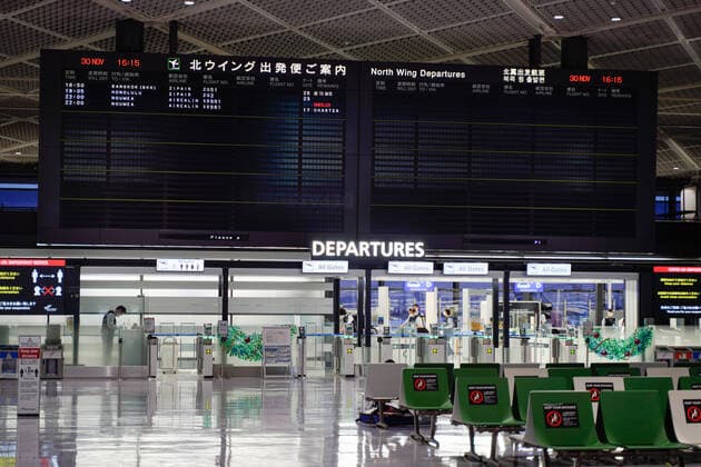 (211130) -- TOKYO, Nov. 30, 2021 -- Photo taken on Nov. 30, 2021 shows the international departures gate of Narita airport in Tokyo, Japan. On Monday, Japanese Prime Minister Fumio Kishida said the government will in principle ban the entry of all foreign nationals as he pledged to act quickly on concerns over the new Omicron variant of the COVID-19. ) JAPAN-TOKYO-COVID-19-RESTRICTION ZhangxXiaoyu 