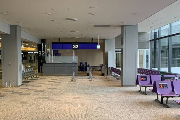 (211130) -- TOKYO, Nov. 30, 2021 -- Photo taken on Nov. 30, 2021 shows the international flight boarding gate of Narita airport in Tokyo, Japan. On Monday, Japanese Prime Minister Fumio Kishida said the government will in principle ban the entry of all foreign nationals as he pledged to act quickly on concerns over the new Omicron variant of the COVID-19. JAPAN-TOKYO-COVID-19-RESTRICTION ZhangxXiaoyu 