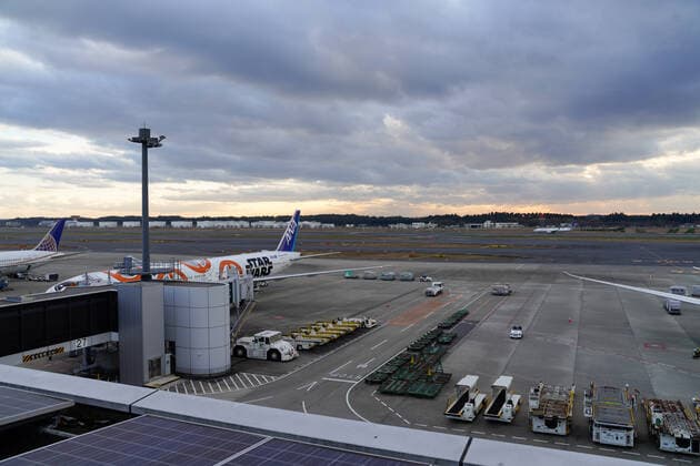 (211130) -- TOKYO, Nov. 30, 2021 -- Photo taken on Nov. 30, 2021 shows the Narita airport Terminal 1 in Tokyo, Japan. On Monday, Japanese Prime Minister Fumio Kishida said the government will in principle ban the entry of all foreign nationals as he pledged to act quickly on concerns over the new Omicron variant of the COVID-19. ) JAPAN-TOKYO-COVID-19-RESTRICTION ZhangxXiaoyu 