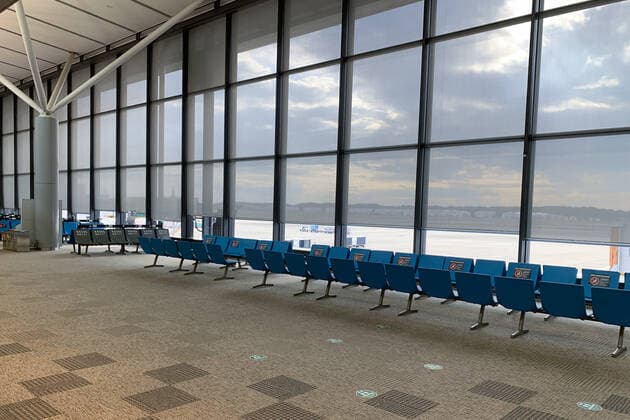 (211130) -- TOKYO, Nov. 30, 2021 -- Photo taken on Nov. 30, 2021 shows the international flight departure lounge of Narita airport in Tokyo, Japan. On Monday, Japanese Prime Minister Fumio Kishida said the government will in principle ban the entry of all foreign nationals as he pledged to act quickly on concerns over the new Omicron variant of the COVID-19. JAPAN-TOKYO-COVID-19-RESTRICTION ZhangxXiaoyu 