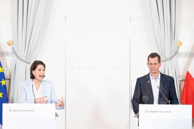 Federal Chancellery Vienna: Press conference after round table regarding the topic ,,Compulsory vaccinations Pressekonferenz im Bundeskanzleramt Wien: Runder Tisch zum Thema ,, Impfpflicht . Im Bild: Gesundheitsminister Wolfgang Mückstein (GRÜNE) und Europaministerin Karoline Edtstadler (ÖVP). Wien, Österreich. 30.11.2021