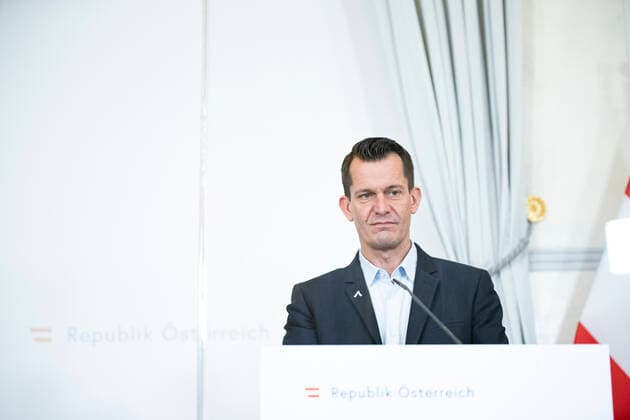 Federal Chancellery Vienna: Press conference after round table regarding the topic ,,Compulsory vaccinations Pressekonferenz im Bundeskanzleramt Wien: Runder Tisch zum Thema ,, Impfpflicht . Im Bild: Gesundheitsminister Wolfgang Mückstein (GRÜNE). Wien, Österreich. 30.11.2021