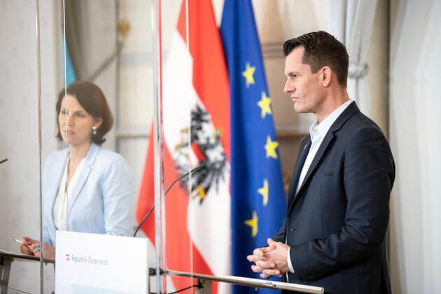 Federal Chancellery Vienna: Press conference after round table regarding the topic ,,Compulsory vaccinations Pressekonferenz im Bundeskanzleramt Wien: Runder Tisch zum Thema ,, Impfpflicht . Im Bild: Gesundheitsminister Wolfgang Mückstein (GRÜNE) und Europaministerin Karoline Edtstadler (ÖVP). Wien, Österreich. 30.11.2021