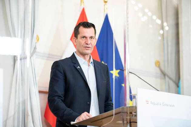 Federal Chancellery Vienna: Press conference after round table regarding the topic ,,Compulsory vaccinations Pressekonferenz im Bundeskanzleramt Wien: Runder Tisch zum Thema ,, Impfpflicht . Im Bild: Gesundheitsminister Wolfgang Mückstein (GRÜNE). Wien, Österreich. 30.11.2021
