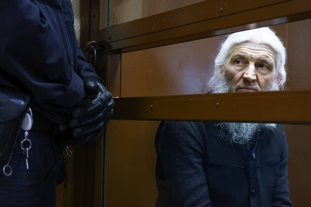 News Bilder des Tages MOSCOW, RUSSIA - NOVEMBER 30, 2021: Unordained schema hegumen Sergius (Nikolai Romanov), charged with unsanctioned actions, encouraging people to kill themselves, and violating the right for freedom of religion, attends the verdict announcement at Moscow’s Izmailovsky District Court. Romanov was arrested at the Sredneuralsk Convent and sent to Moscow on December 29, 2020; he was excommunicated in May 2020 for violating a ban on preaching after calling on people to go to church despite the lockdown, describing the coronavirus situation as a fake pandemic . More recently, Sergius was stripped of his rank by the Yekaterinburg Eparchy court and ordered to leave the convent, but continued to perform church services nevertheless. The metropolita TS11A0DD