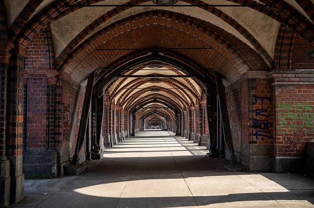 02.09.2021, xovx, Reise, Architektur, Berlin, Oberbaumbrücke, Berlin-Friedrichshain Arkadengang der Oberbaumbrücke in Berlin. Die Oberbaumbrücke in Berlin verbindet die Ortsteile Kreuzberg und Friedrichshain über die Spree. Die Gewölbebrücke gilt als Wahrzeichen des Bezirks Friedrichshain-Kreuzberg. Die Brücke verband in der Nachkriegszeit die zum Bezirk Friedrichshain gehörende Brücke den Sowjetischen Sektor mit dem Bezirk Kreuzberg im Amerikanischen Sektor. Mit dem Bau der Berliner Mauer am 13. August 1961 wurde die Oberbaumbrücke für den gesamten Verkehr einschließlich der U-Bahn gesperrt. In Einzelfällen diente sie der Ausreise freigekaufter politischer Gefangener aus der DDR. Berlin Oberbaumbrücke Berlin Deutschland (DE