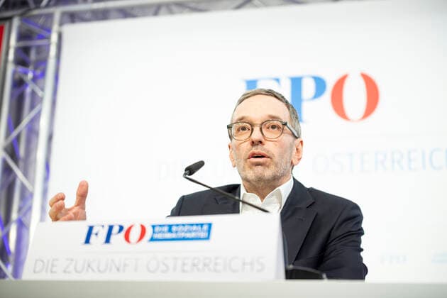 Vienna: FPOE press conference regarding the topic ,,Current developments on corona politics Pressekonferenz FPÖ in Wien zu den aktuellen Entwicklungen in der Corona-Politik. Im Bild: FPÖ-Klubobmann NAbg. Herbert Kickl (FPÖ). Wien, Österreich. 30.11.2021