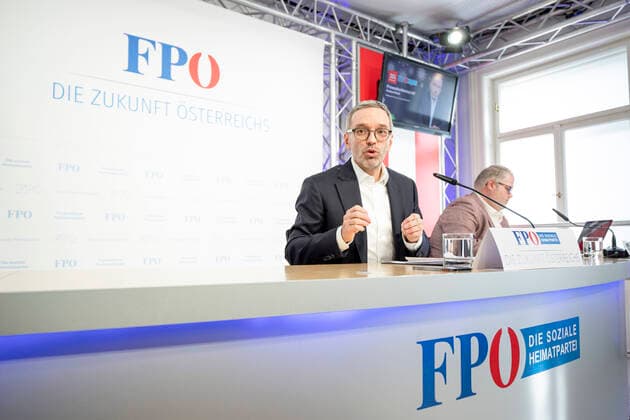 Vienna: FPOE press conference regarding the topic ,,Current developments on corona politics Pressekonferenz FPÖ in Wien zu den aktuellen Entwicklungen in der Corona-Politik. Im Bild: FPÖ-Klubobmann NAbg. Herbert Kickl (FPÖ). Wien, Österreich. 30.11.2021