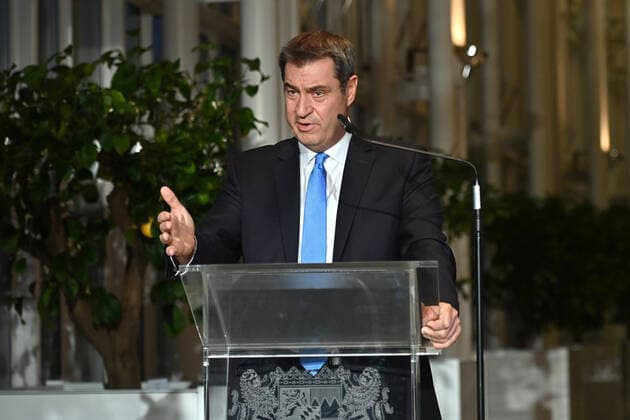 Markus SOEDER Ministerpraesident Bavaria and CSU chairman ,gesture, single picture, cut portrait, portrait, portrait press statement MP Soeder after federal state round to Corona on 30 11 2021 in the state chancellery in Munich