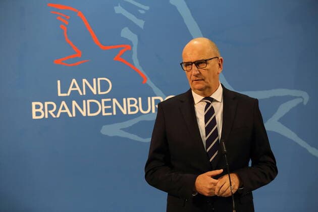 Minister President Dietmar Woidke SPD during a press conference after federal states consultation on tightened measures to contain the coronavirus pandemic, State Chancellery, Potsdam, 30 November 2021 Brandenburg PK Coronavirus