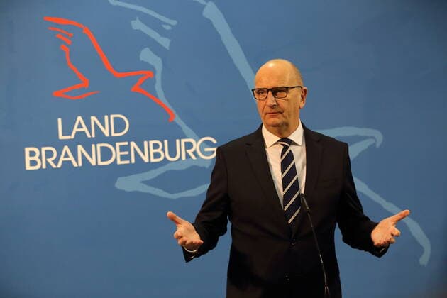 Minister President Dietmar Woidke SPD during a press conference after federal states consultation on tightened measures to contain the coronavirus pandemic, State Chancellery, Potsdam, 30 November 2021 Brandenburg PK Coronavirus