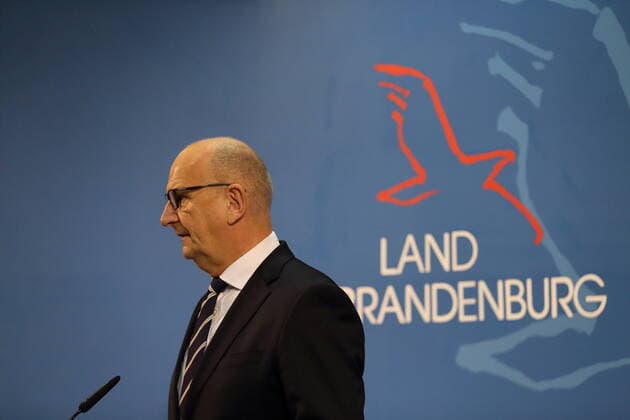 Minister President Dietmar Woidke SPD during a press conference after federal states consultation on tightened measures to contain the coronavirus pandemic, State Chancellery, Potsdam, 30 November 2021 Brandenburg PK Coronavirus