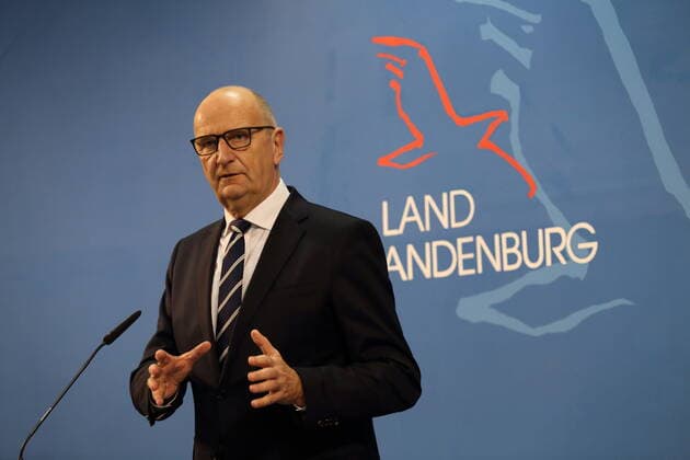 Minister President Dietmar Woidke SPD during a press conference after federal states consultation on tightened measures to contain the coronavirus pandemic, State Chancellery, Potsdam, 30 November 2021 Brandenburg PK Coronavirus