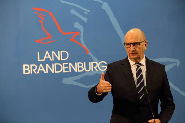 Minister President Dietmar Woidke SPD during a press conference after federal states consultation on tightened measures to contain the coronavirus pandemic, State Chancellery, Potsdam, 30 November 2021 Brandenburg PK Coronavirus