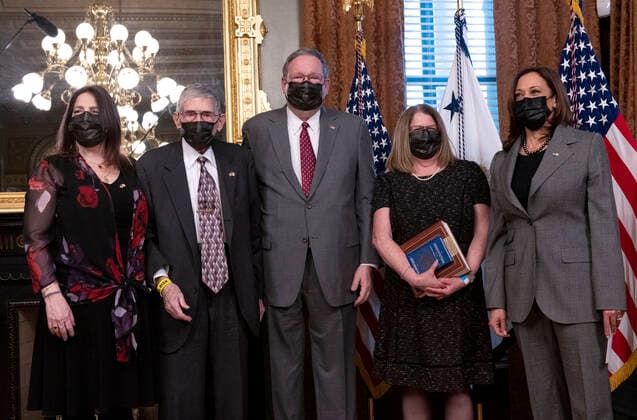 November 30, 2021, Washington, District of Columbia, USA: United States Vice President Kamala Harris, right, poses for a group photo after ceremonially administering the oath of office to David L Cohen to be Ambassador Extraordinary and Plenipotentiary of the United States of America to Canada in the Vice President™s Ceremonial Office in the Eisenhower Executive Office Building in Washington, DC on Tuesday, November 30, 2021. From left to right: Nancy S. Cohen, sister; Arthur S. Cohen, father; Ambassador Cohen; Rhonda R. Cohen, spouse; and VP Harris Washington USA - ZUMAs152 20211130_zaa_s152_049 Copyright: xRonxSachsx-xPoolxviaxCNPx
