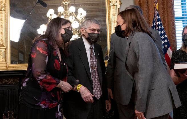 November 30, 2021, Washington, District of Columbia, USA: United States Vice President Kamala Harris shares a few words with Nancy S. Cohen, sister, left, and Arthur S. Cohen, father, center, after ceremonially administering the oath of office to David L Cohen to be Ambassador Extraordinary and Plenipotentiary of the United States of America to Canada in the Vice President™s Ceremonial Office in the Eisenhower Executive Office Building in Washington, DC on Tuesday, November 30, 2021 Washington USA - ZUMAs152 20211130_zaa_s152_050 Copyright: xRonxSachsx-xPoolxviaxCNPx