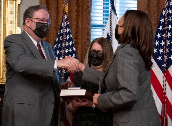 November 30, 2021, Washington, District of Columbia, USA: United States Vice President Kamala Harris, right, shakes hands with Ambassador David L Cohen, left, after ceremonially administering the oath of office to beAmbassador Extraordinary and Plenipotentiary of the United States of America to Canada in the Vice President™s Ceremonial Office in the Eisenhower Executive Office Building in Washington, DC on Tuesday, November 30, 2021. Ambassador Cohen™s wife, Rhonda R. Cohen, center, holds a copy of the Hebrew Bible and a copy of the US Constitution Washington USA - ZUMAs152 20211130_zaa_s152_051 Copyright: xRonxSachsx-xPoolxviaxCNPx