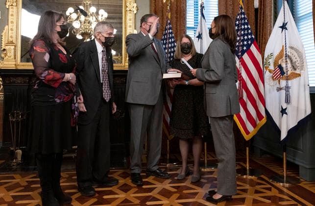 News Bilder des Tages November 30, 2021, Washington, District of Columbia, USA: United States Vice President Kamala Harris, right, ceremonially administers the oath of office to David L Cohen, center, to be Ambassador Extraordinary and Plenipotentiary of the United States of America to Canada in the Vice President™s Ceremonial Office in the Eisenhower Executive Office Building in Washington, DC on Tuesday, November 30, 2021. From left to right: Nancy S. Cohen, sister; Arthur S. Cohen, father; Ambassador Cohen; Rhonda R. Cohen, spouse; and VP Harris Washington USA - ZUMAs152 20211130_zaa_s152_053 Copyright: xRonxSachsx-xPoolxviaxCNPx