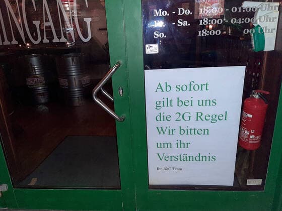 Hinweis Schild an einer Gaststätte wo nur Eintritt mit 2G erlaubt ist Hamburg Hamburg Deutschland *** Notice sign at a restaurant where only entry with 2G is allowed Hamburg Hamburg Germany Copyright: xLobeca RalfxHomburgx