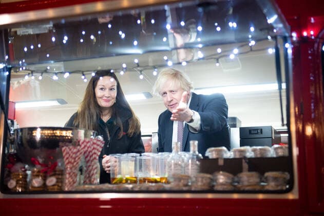 Bilder des Jahres 2021, News 11 November News Bilder des Tages Großbritannien, Premierminister Boris Johnson besucht Weihnachtsmarkt in Downing Street in London . 30 11 2021. London, United Kingdom. UK Prime Minister Boris Johnson at a Christmas Market set up in Downing Street in London.  xi-Imagesx IIM-22877-0007