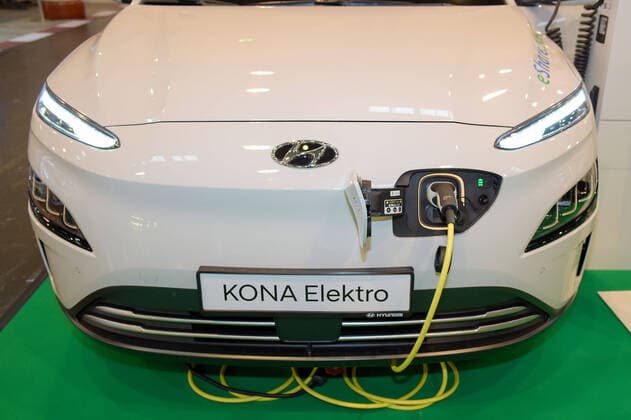 Essen Motor Show 2021 am 29.11.2021 in der Messe Essen in Essen Hyundai - Kona Elektro ( Frontansicht bei der Aufladung ) *** Essen Motor Show 2021 on 29 11 2021 at Messe Essen in Essen Hyundai Kona electric front view during charging xJFx