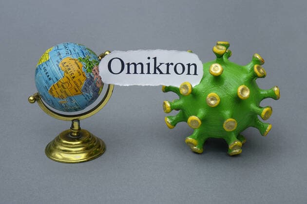 Coronamodell und Globus mit Omikron Coronamodell und Globus mit Omikron, 30 11 2021, Borkwalde, Brandenburg, Between a Coronamodell and a Globe is the writing Omikron
