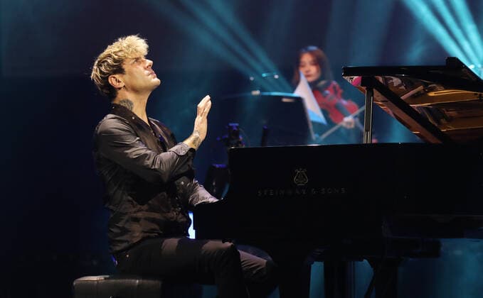 Maksim Mrvica Konzert in Qingdao QINGDAO, CHINA - NOVEMBER 26: Croatian pianist Maksim Mrvica performs onstage during his Maksim Classical Crossover Piano Concert Tour 2021 on November 26, 2021 in Qingdao, Shandong Province of China.  Copyright: xVCGx CFP111359854688