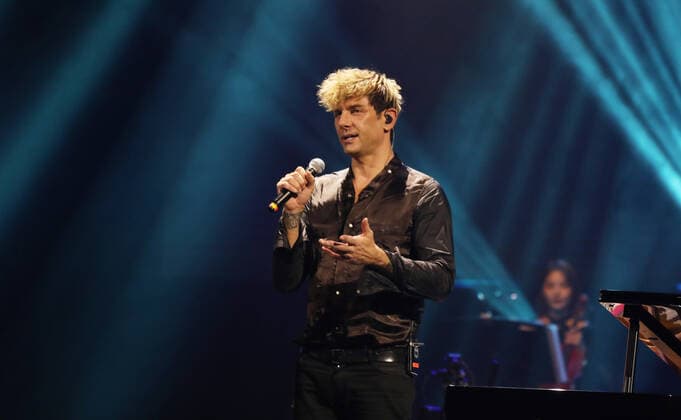 Maksim Mrvica Konzert in Qingdao QINGDAO, CHINA - NOVEMBER 26: Croatian pianist Maksim Mrvica performs onstage during his Maksim Classical Crossover Piano Concert Tour 2021 on November 26, 2021 in Qingdao, Shandong Province of China.  Copyright: xVCGx CFP111359854690