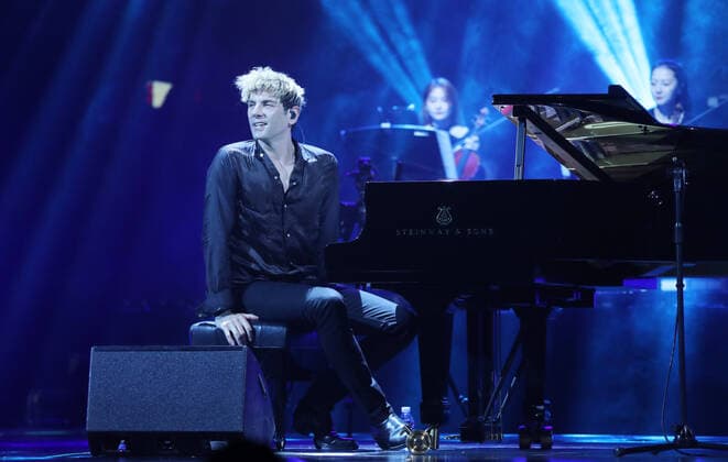 Maksim Mrvica Konzert in Qingdao QINGDAO, CHINA - NOVEMBER 26: Croatian pianist Maksim Mrvica performs onstage during his Maksim Classical Crossover Piano Concert Tour 2021 on November 26, 2021 in Qingdao, Shandong Province of China.  Copyright: xVCGx CFP111359854694