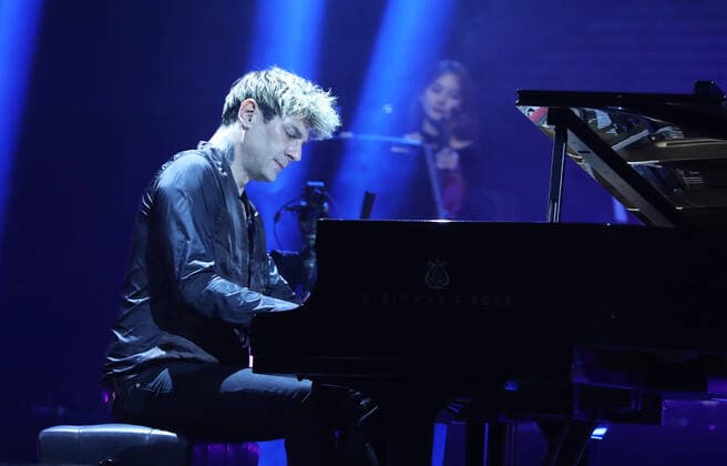 Maksim Mrvica Konzert in Qingdao QINGDAO, CHINA - NOVEMBER 26: Croatian pianist Maksim Mrvica performs onstage during his Maksim Classical Crossover Piano Concert Tour 2021 on November 26, 2021 in Qingdao, Shandong Province of China.  Copyright: xVCGx CFP111359854695