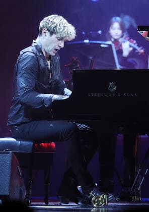 Maksim Mrvica Konzert in Qingdao QINGDAO, CHINA - NOVEMBER 26: Croatian pianist Maksim Mrvica performs onstage during his Maksim Classical Crossover Piano Concert Tour 2021 on November 26, 2021 in Qingdao, Shandong Province of China.  Copyright: xVCGx CFP111359854698