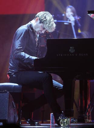 Maksim Mrvica Konzert in Qingdao QINGDAO, CHINA - NOVEMBER 26: Croatian pianist Maksim Mrvica performs onstage during his Maksim Classical Crossover Piano Concert Tour 2021 on November 26, 2021 in Qingdao, Shandong Province of China.  Copyright: xVCGx CFP111359854700