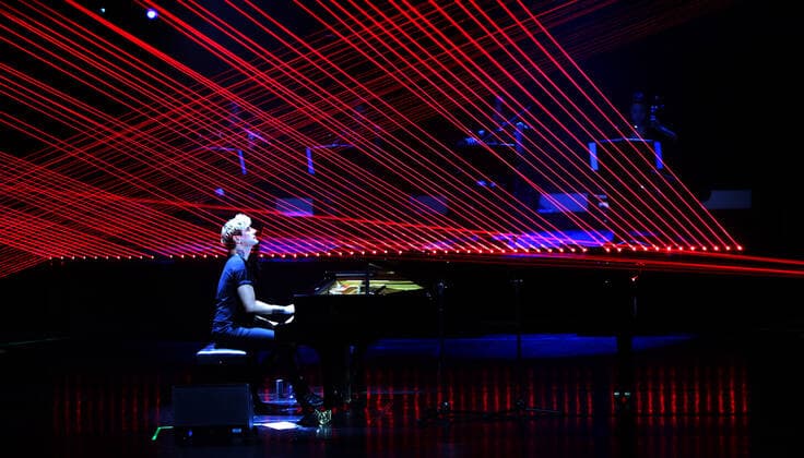 Maksim Mrvica Konzert in Qingdao QINGDAO, CHINA - NOVEMBER 26: Croatian pianist Maksim Mrvica performs onstage during his Maksim Classical Crossover Piano Concert Tour 2021 on November 26, 2021 in Qingdao, Shandong Province of China.  Copyright: xVCGx CFP111359854708